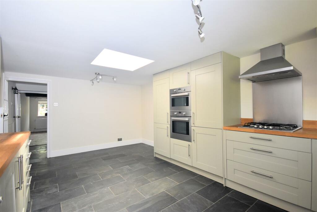 Kitchen 1.jpg