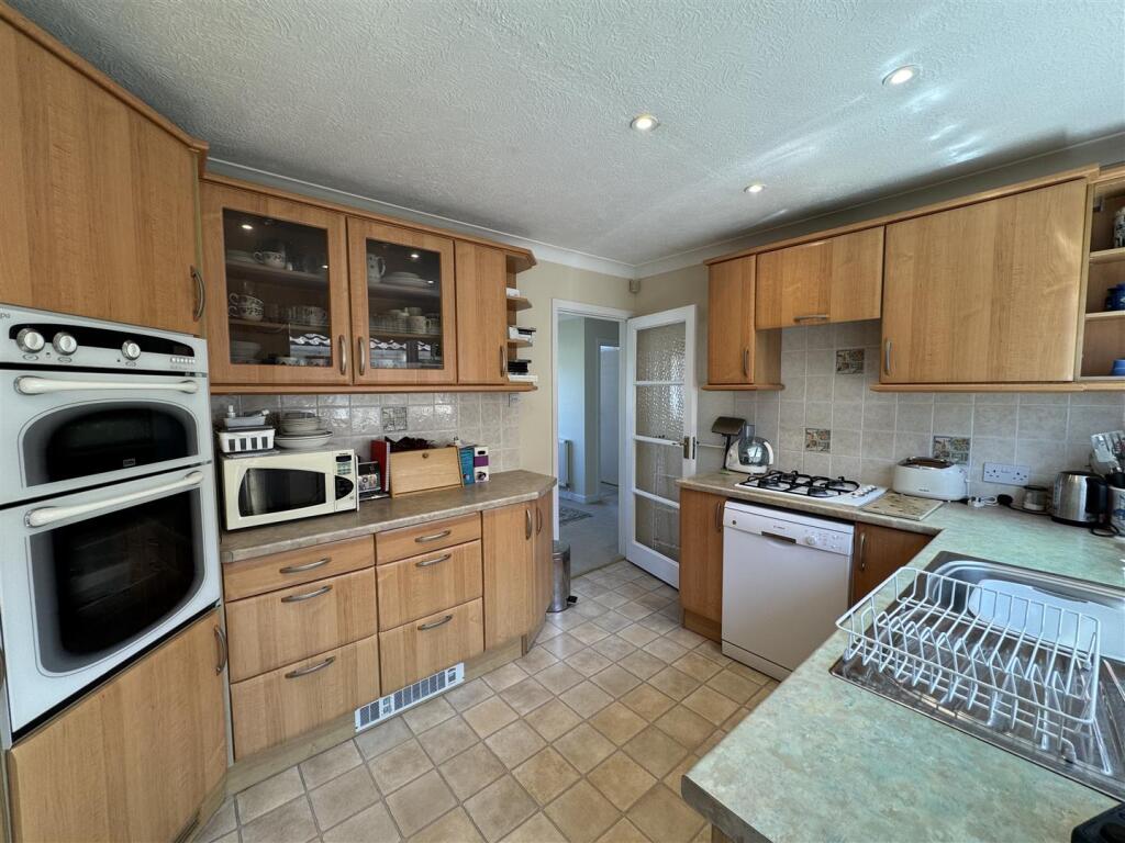 FITTED KITCHEN