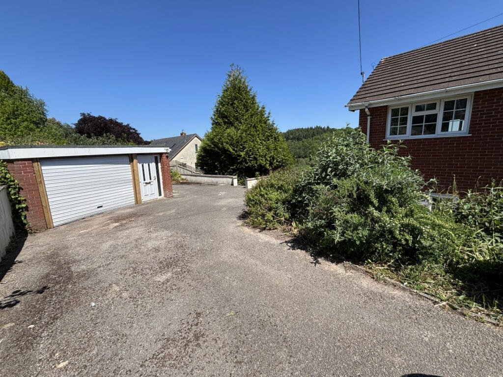Garage / Parking