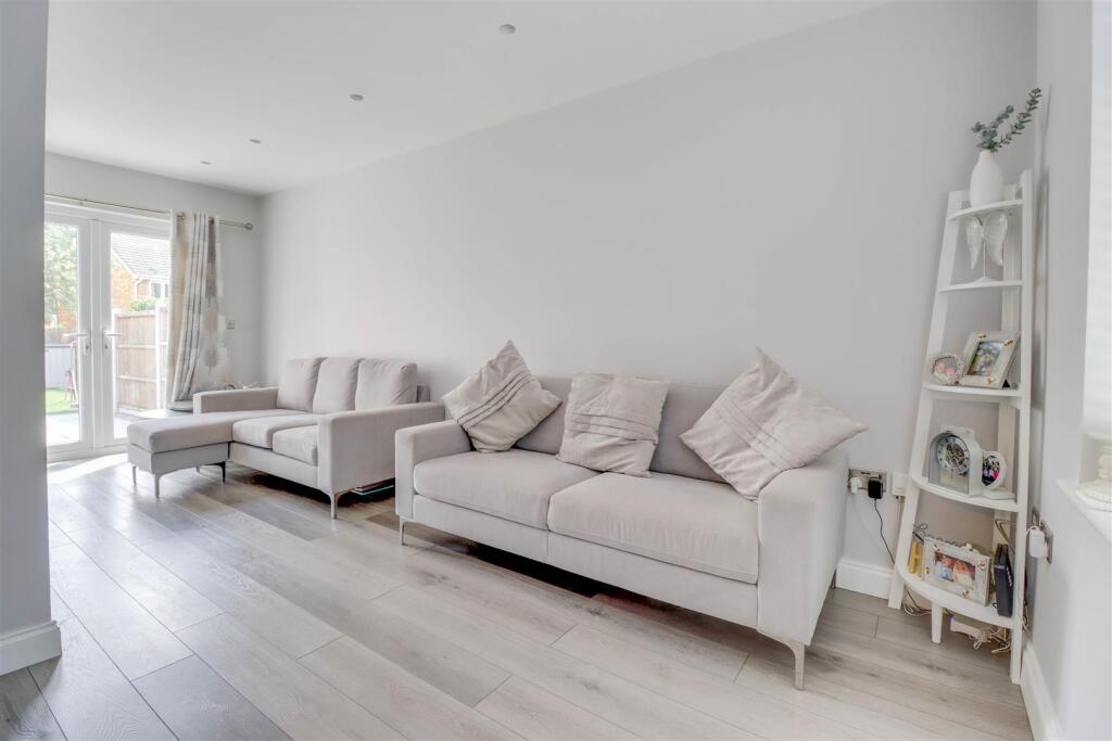 3 LEASWAY INSIDE-11.jpg