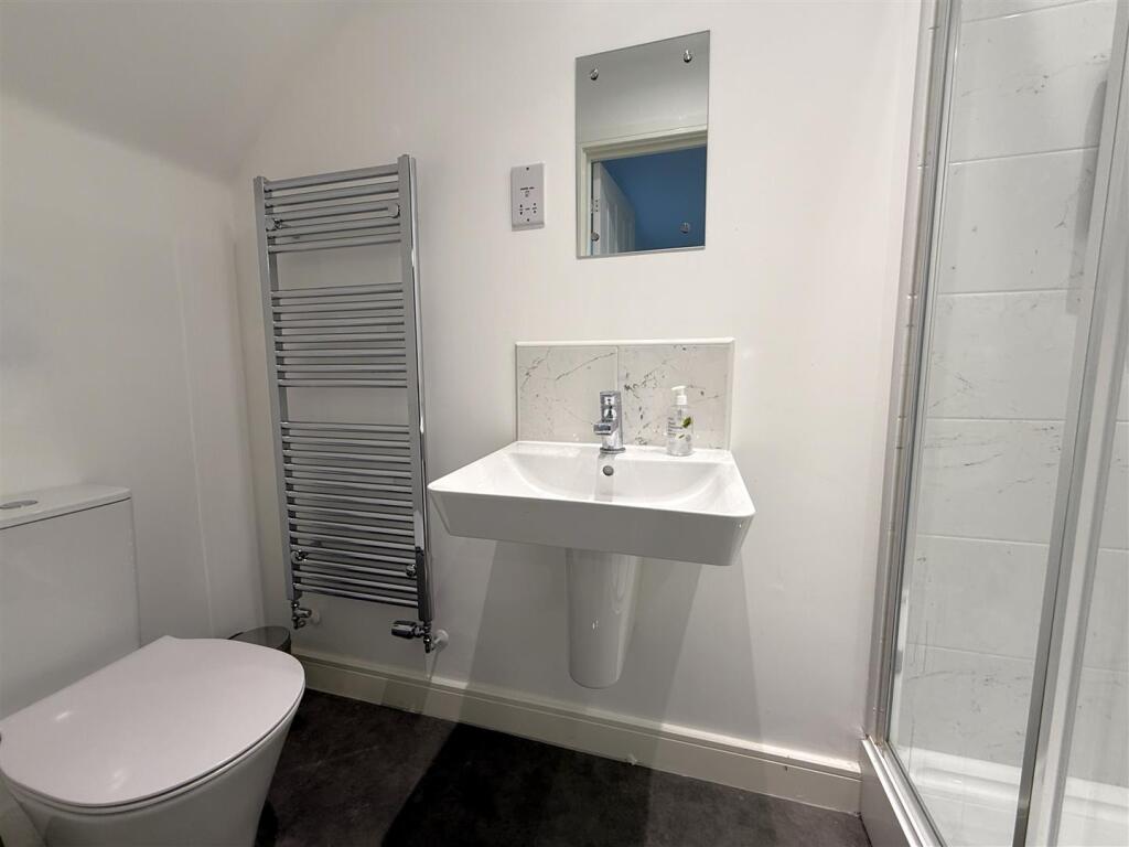 Bed 2 En-Suite.JPG