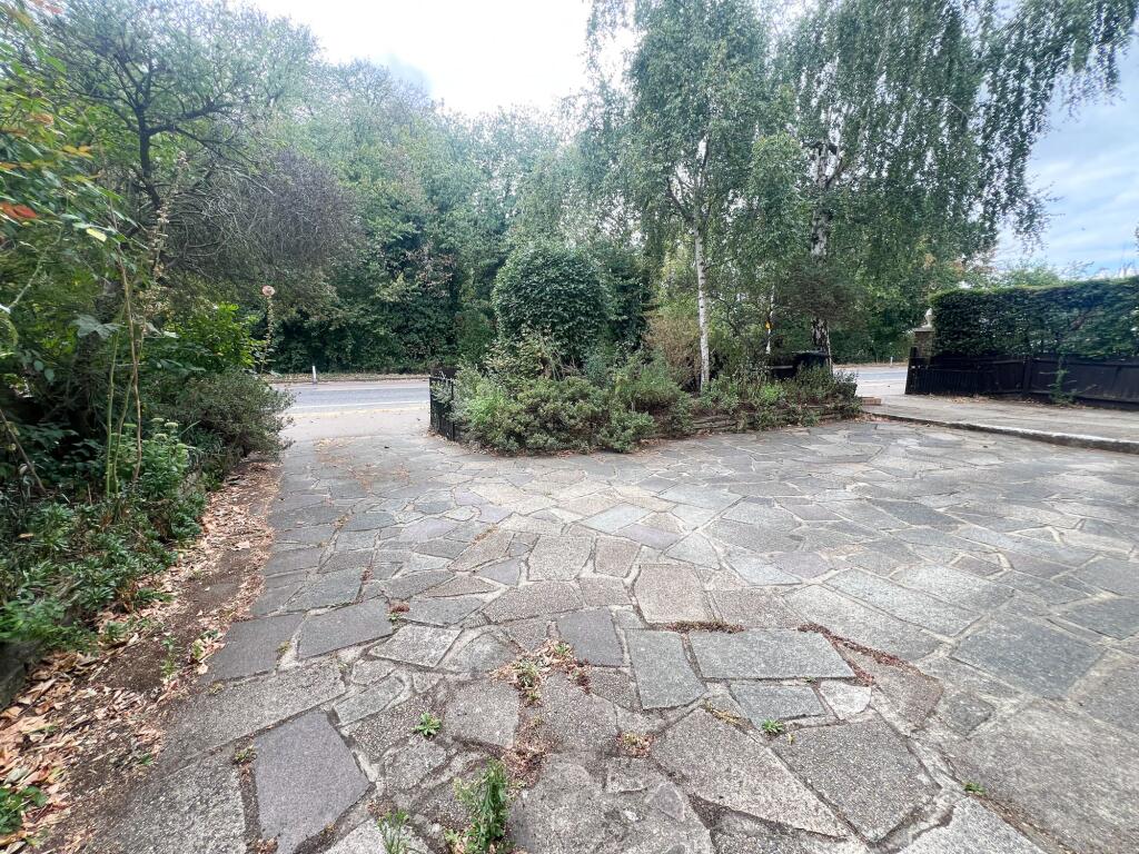 Aldersbrook Rd E12