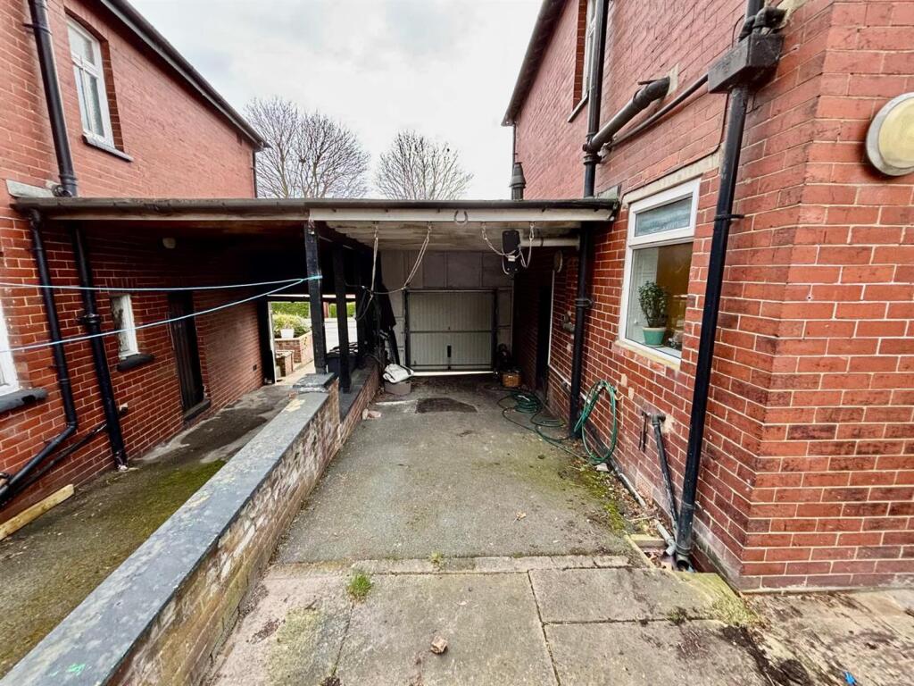 Off Street Parking / Single Garage:
