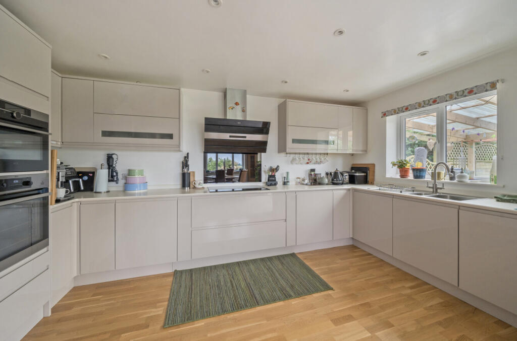 1295315-35-682dcb...