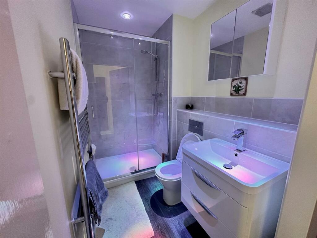 ensuite.jpg