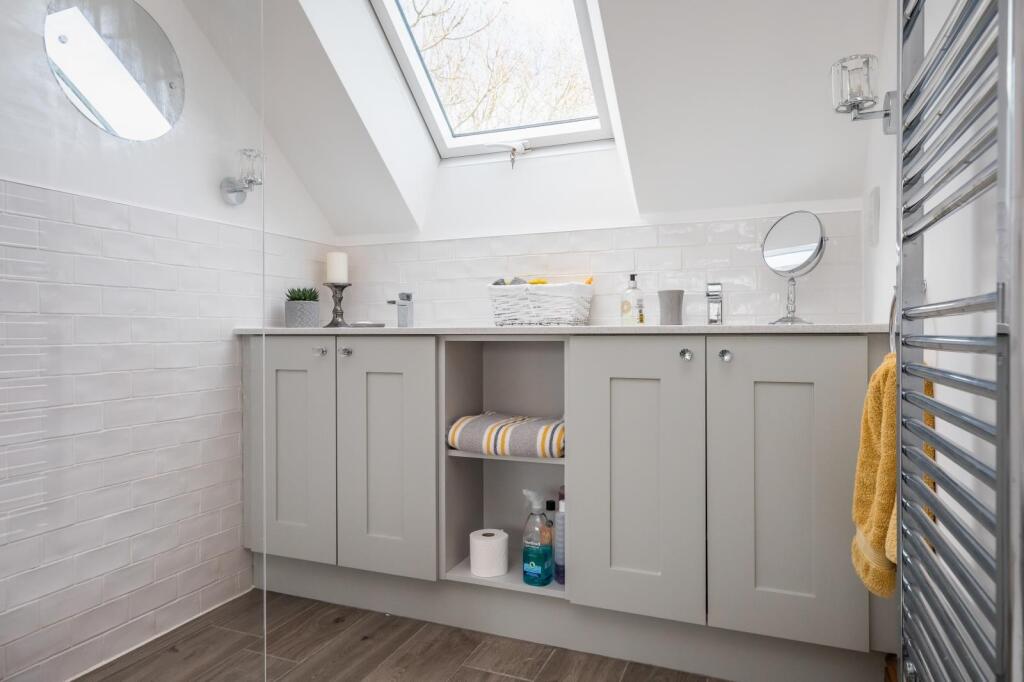 A BEDROOM 2 EN SUITE