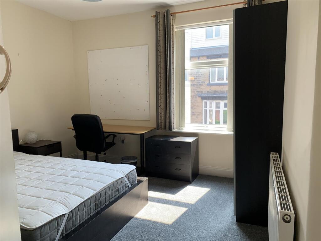 Middle Bedroom 1.JPG