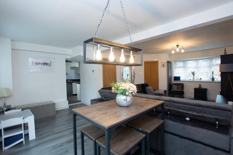 Lounge/Dining Area
