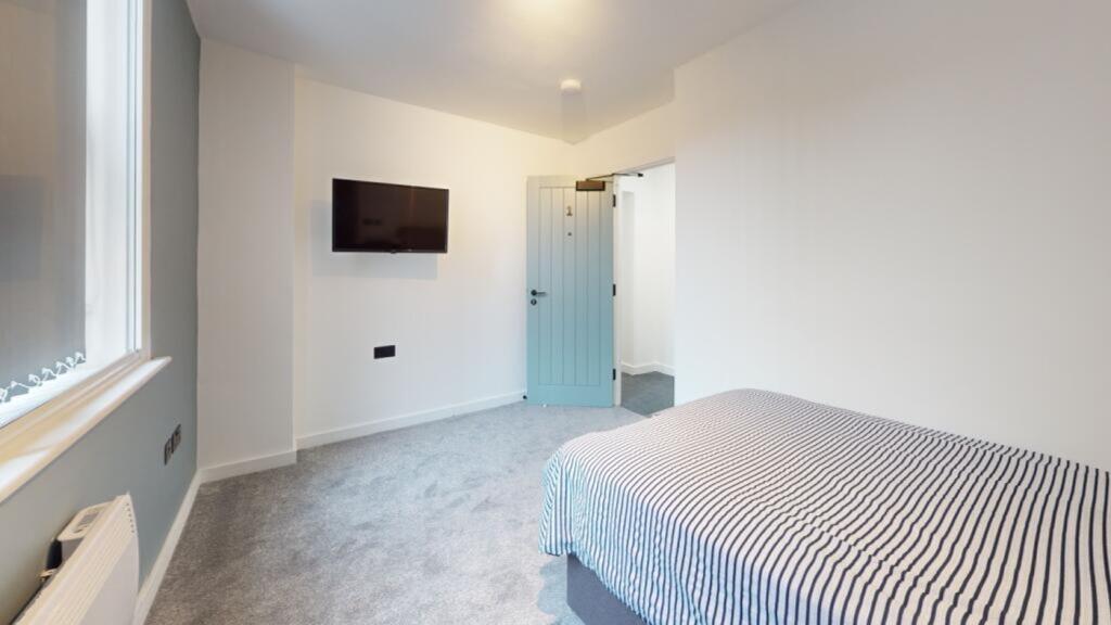 A well-maintained double bedroom featuring a co...