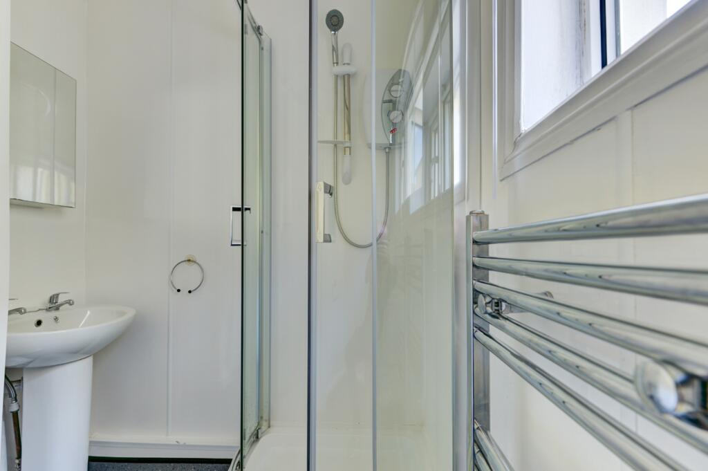 68 Whippingham Road Bathroom 2
