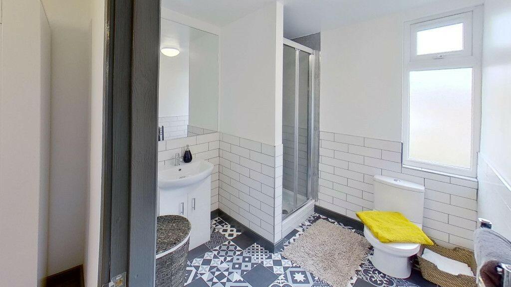 Bedroom 5 Ensuite