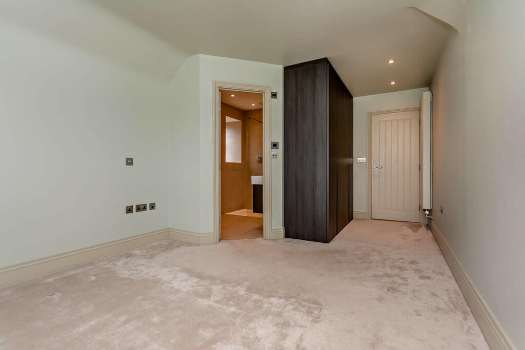 8592195-interior0...