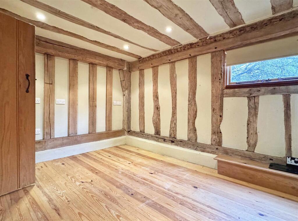 Granary Bedroom 2.jpg