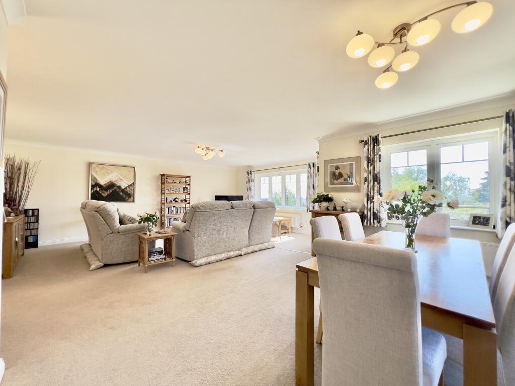 Living/dining room