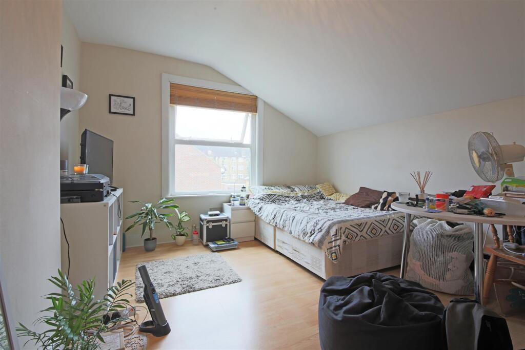 27 Hoyle Road bedroom 5.jpg