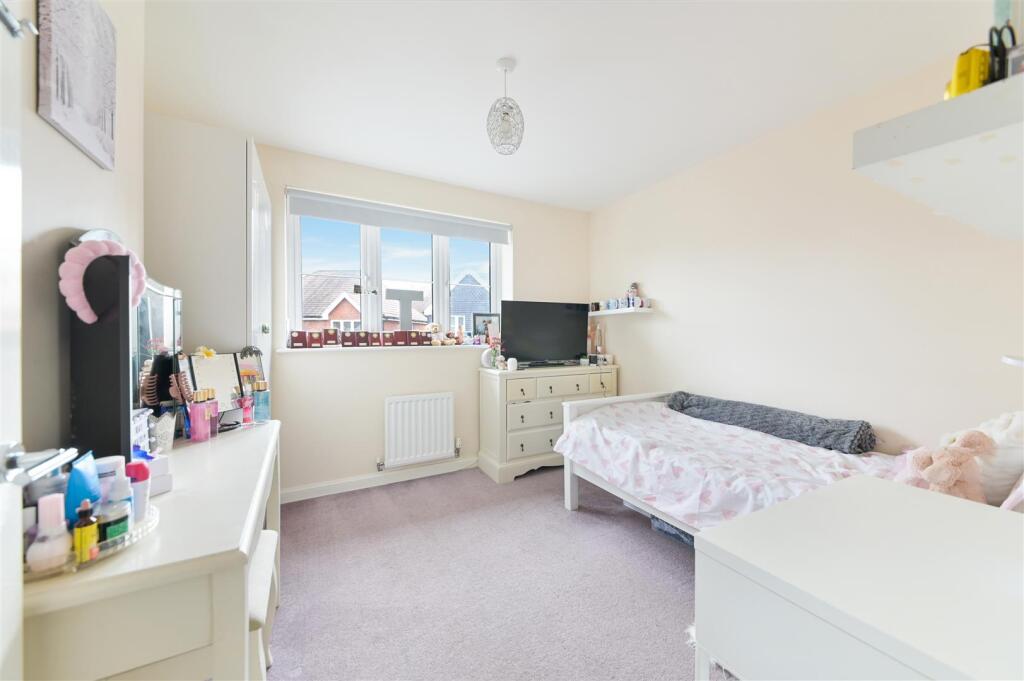 RONA MACLEAN CLOSE, (3).jpg