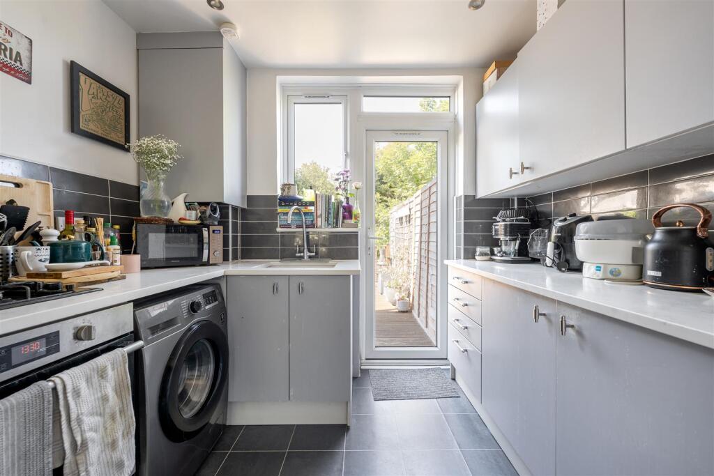 Onslow Gardens, E18