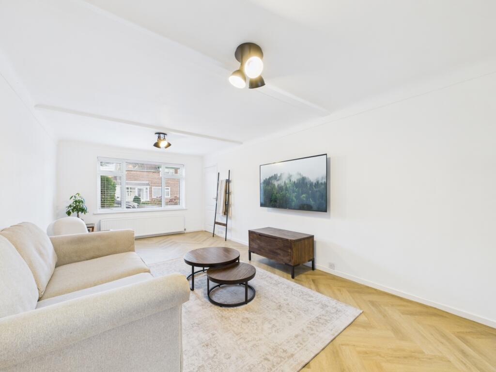 CAM02386G0-PR0152-STILL010