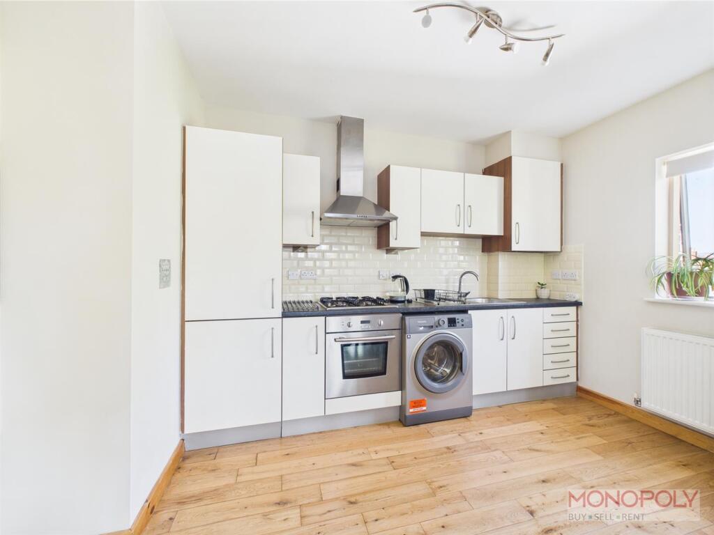 OPEN PLAN LOUNGE/KITCHEN/DINING ROOM