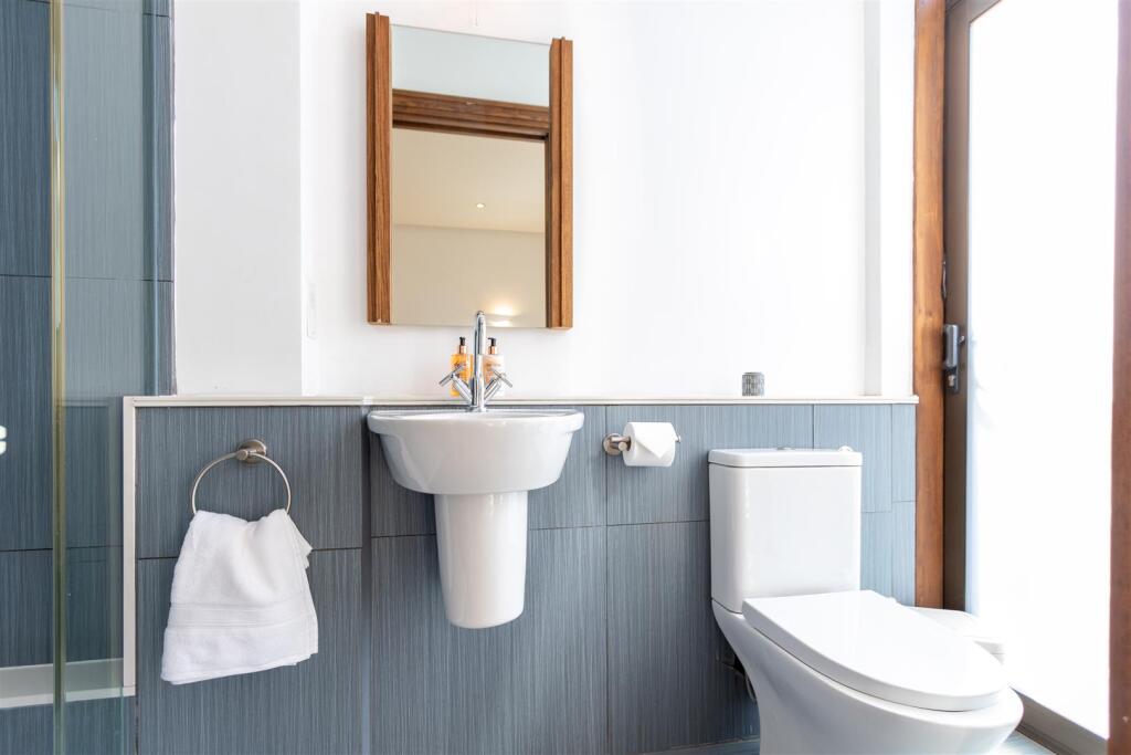 en-suite 2 (1 of 1).jpg