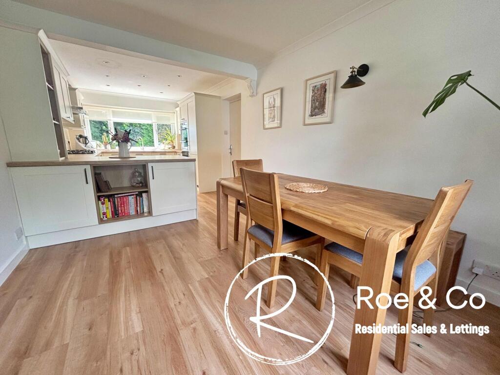 Lounge/dining area