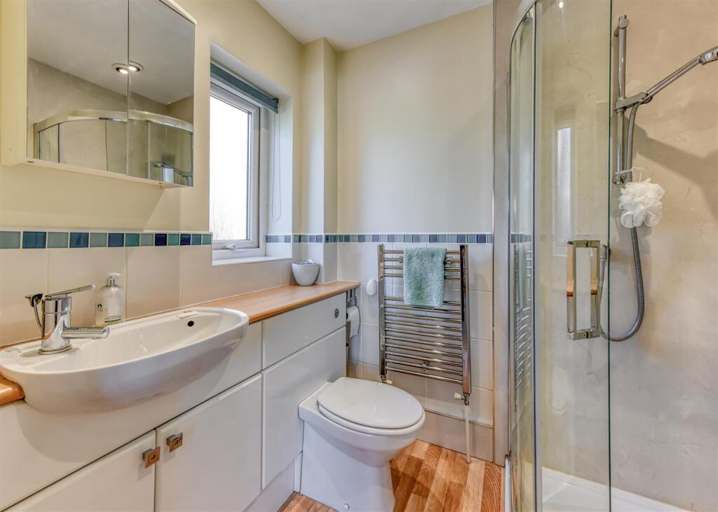 2 Yew Tree Gardens-bed1 ensuite.jpg