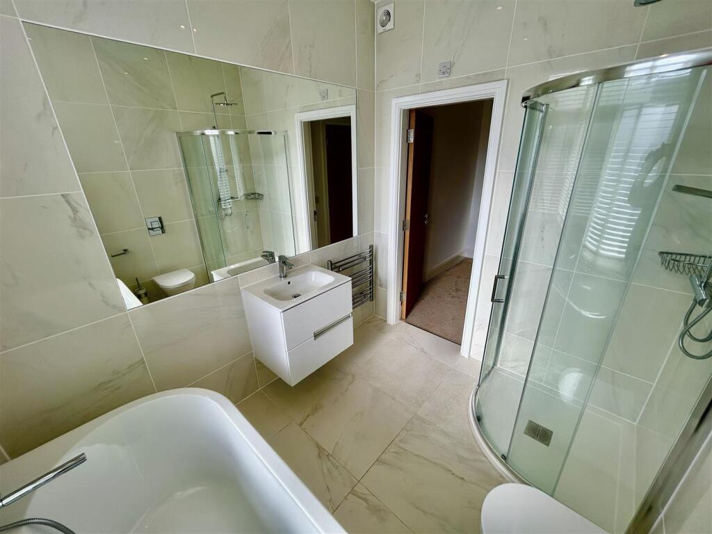 ensuite1.JPG