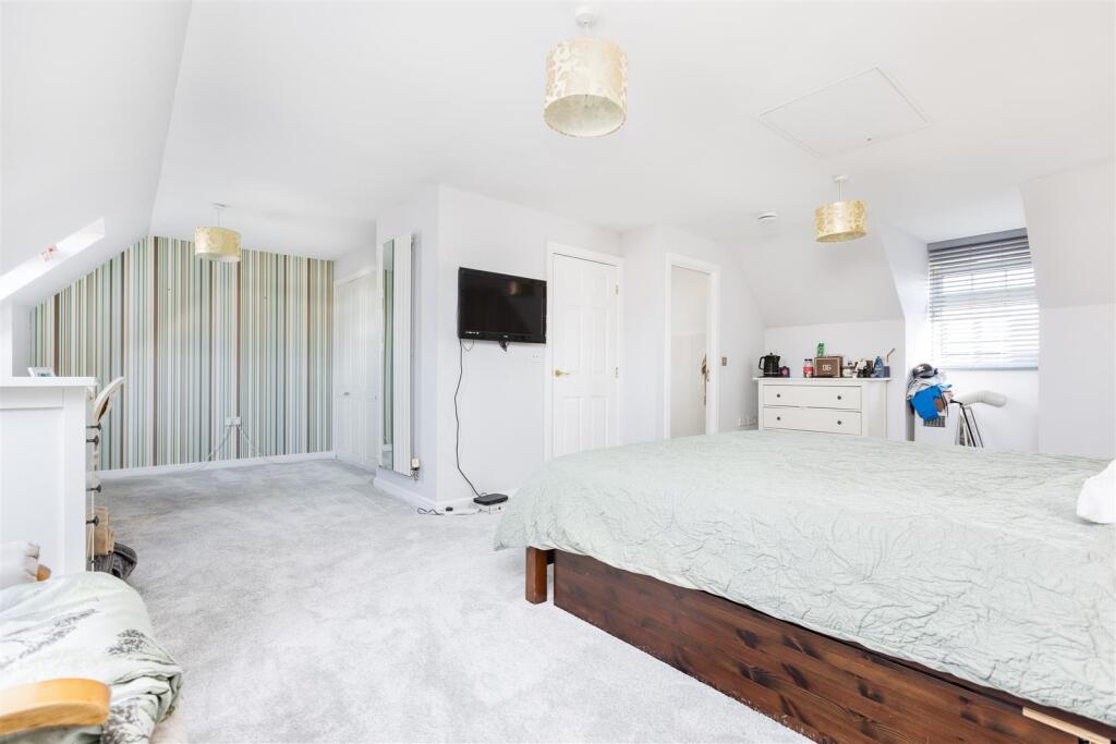 Bedroom 1 Suite