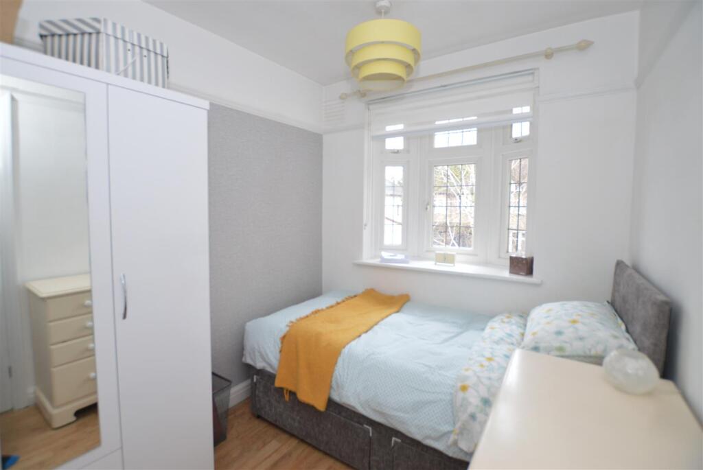 32 Montrose Ave bed 3 Jan 25a.JPG