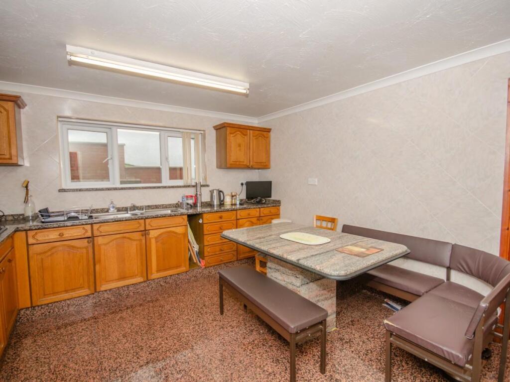 Kitchen pic 2.jpg