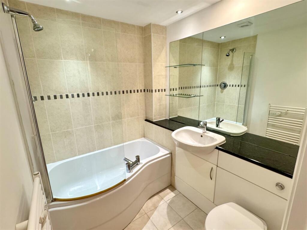 6 Trehellan Heights Bathroom