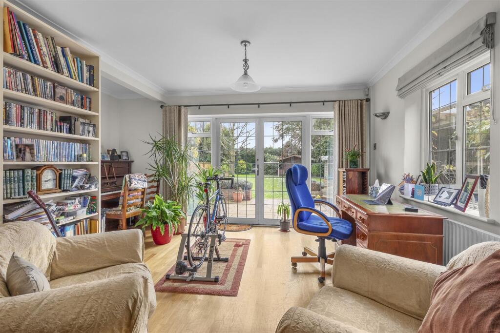 25 Marlow Rd, HP11 1TA-16.jpg