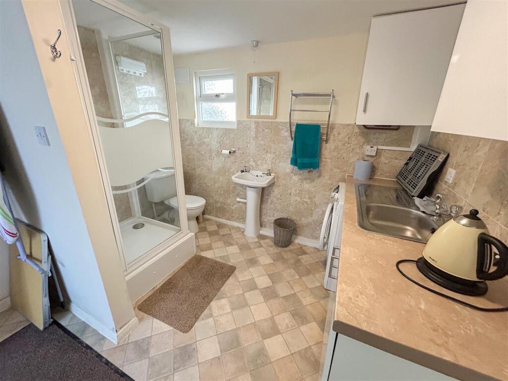 UTLITY/SHOWER ROOM