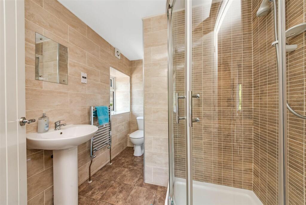 BEDROOM 2 EN SUITE.jpg