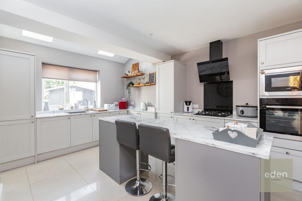Kitchen and breakfast area
