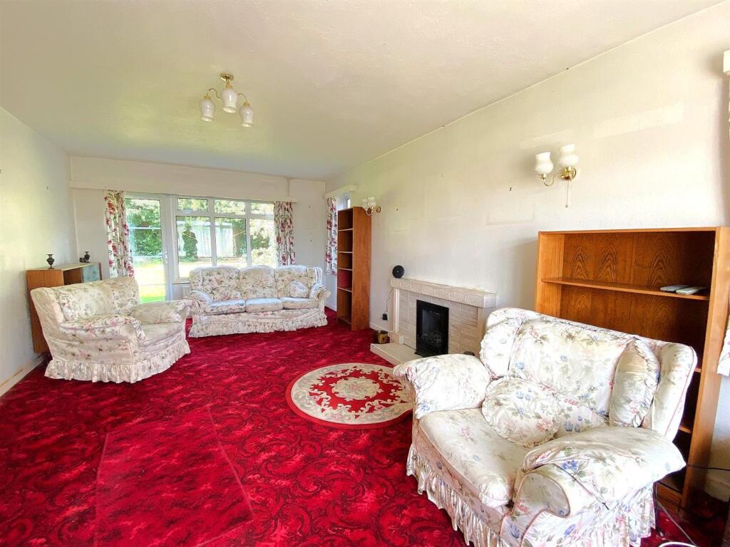 14 Millham Close - Lounge1.jpg