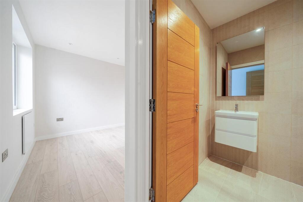 Gunnersbury Avenue, London