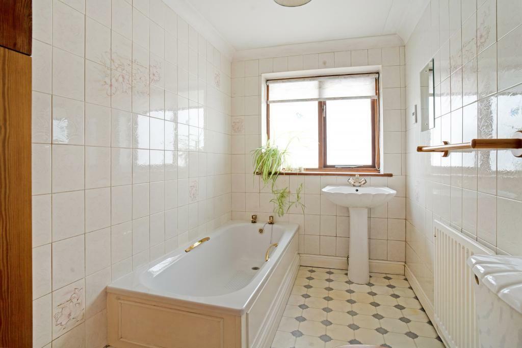 321881 70A Copt Elm Road - (16).jpg