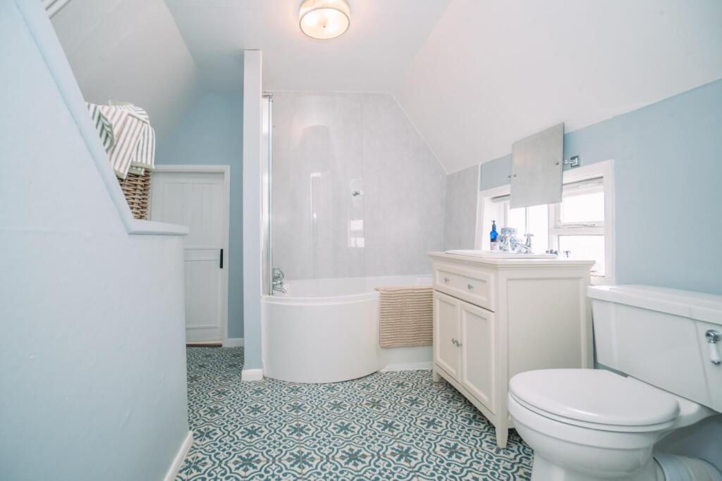 13 Southgate Street [Bathroom].jpg