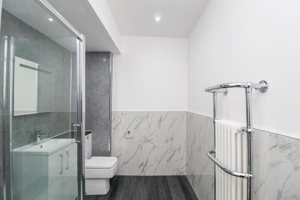 EN SUITE SHOWER ROOM/W.C.