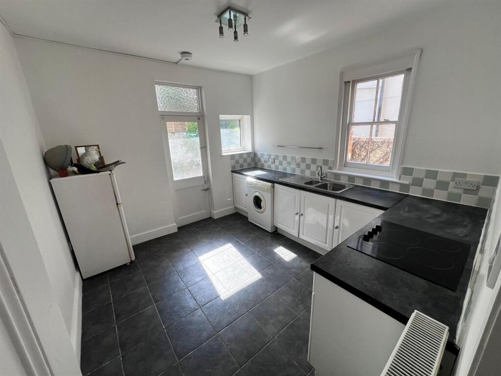 Kitchen 1.jpg