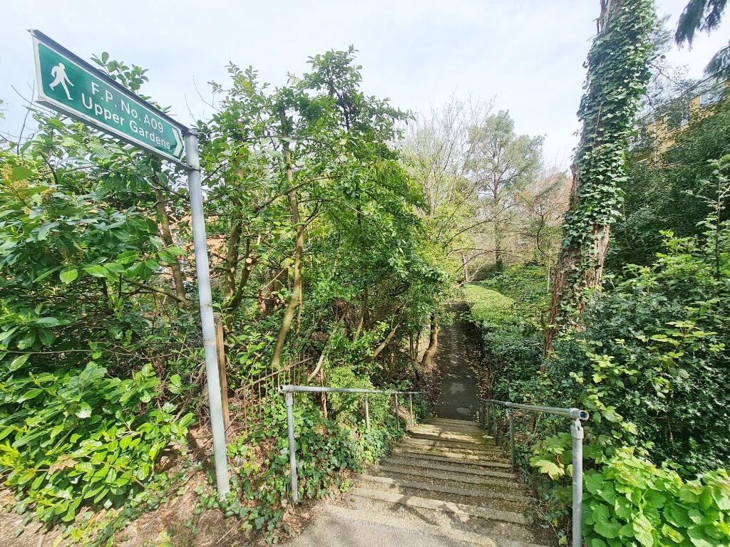 Public Path to Gdns
