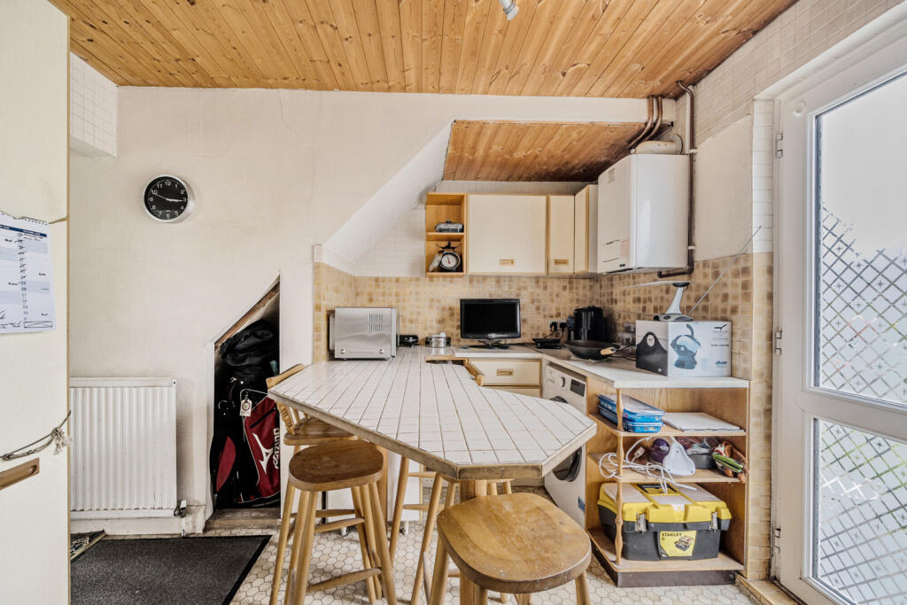 1369095-4-68f252e...