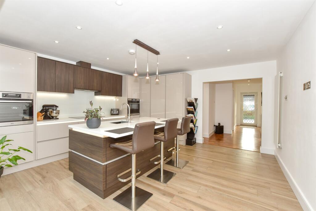 Kitchen/ Breakfast Area