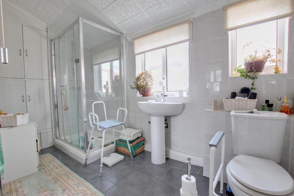 SHOWER ROOM/W.C.