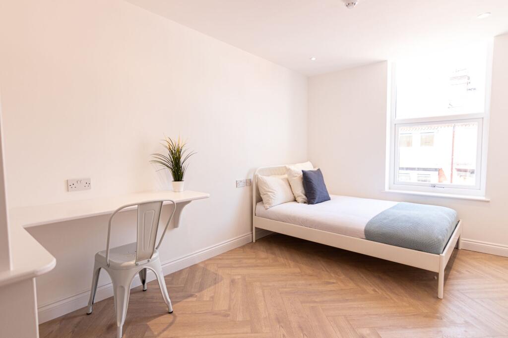 Bright and airy double bedroom with a comfortab...