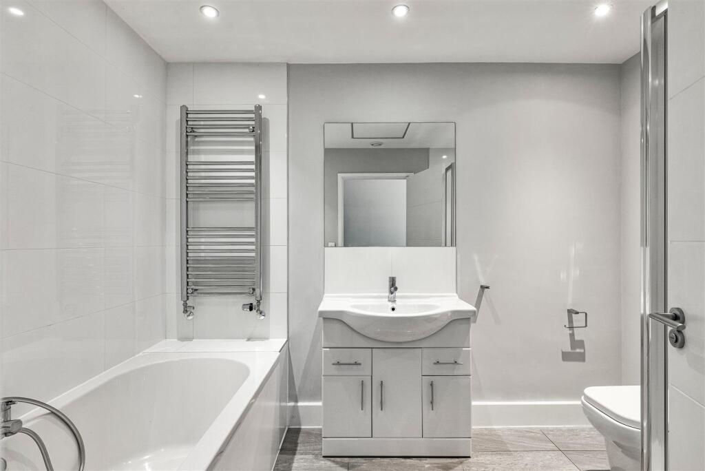 Maybury Farm, The Pool House, Bathroom