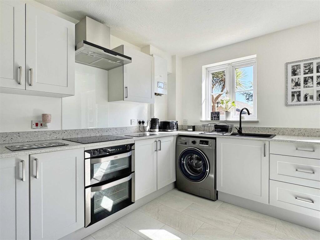Kitchen b.jpg