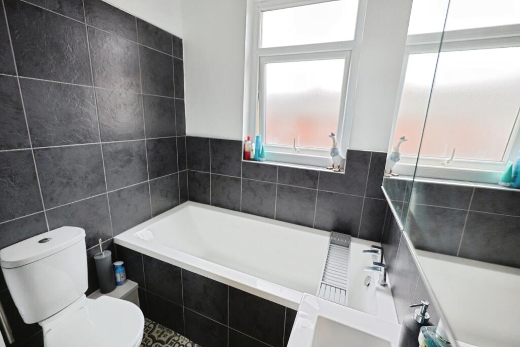 pbox-bathroom-343350.JPG