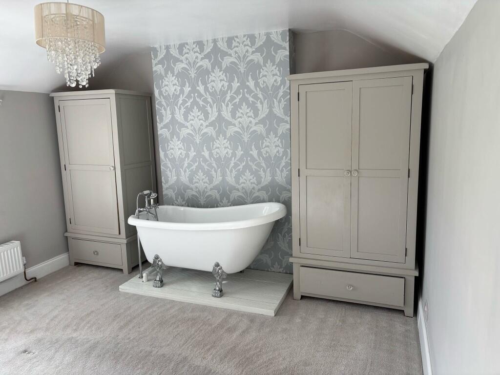 Main bed bath